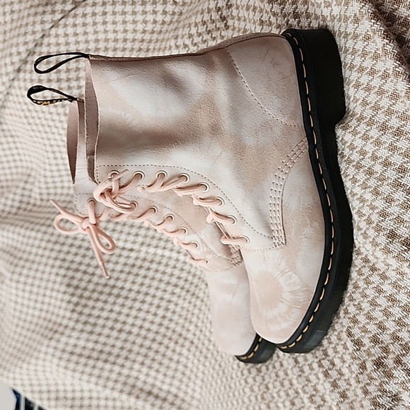 Dr. Martens NWOT Pink Tie Dye Suede 1460 Pascal Boots  Brand new! - Picture 3 of 9